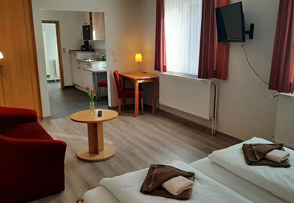 Appartment im Hotel Allerhof - der Sitzbereich mit Blick zur Küchenzeile